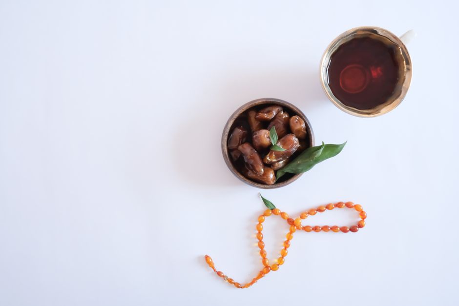 A small plate of dates representing the simple Islamic etiquette of eating.