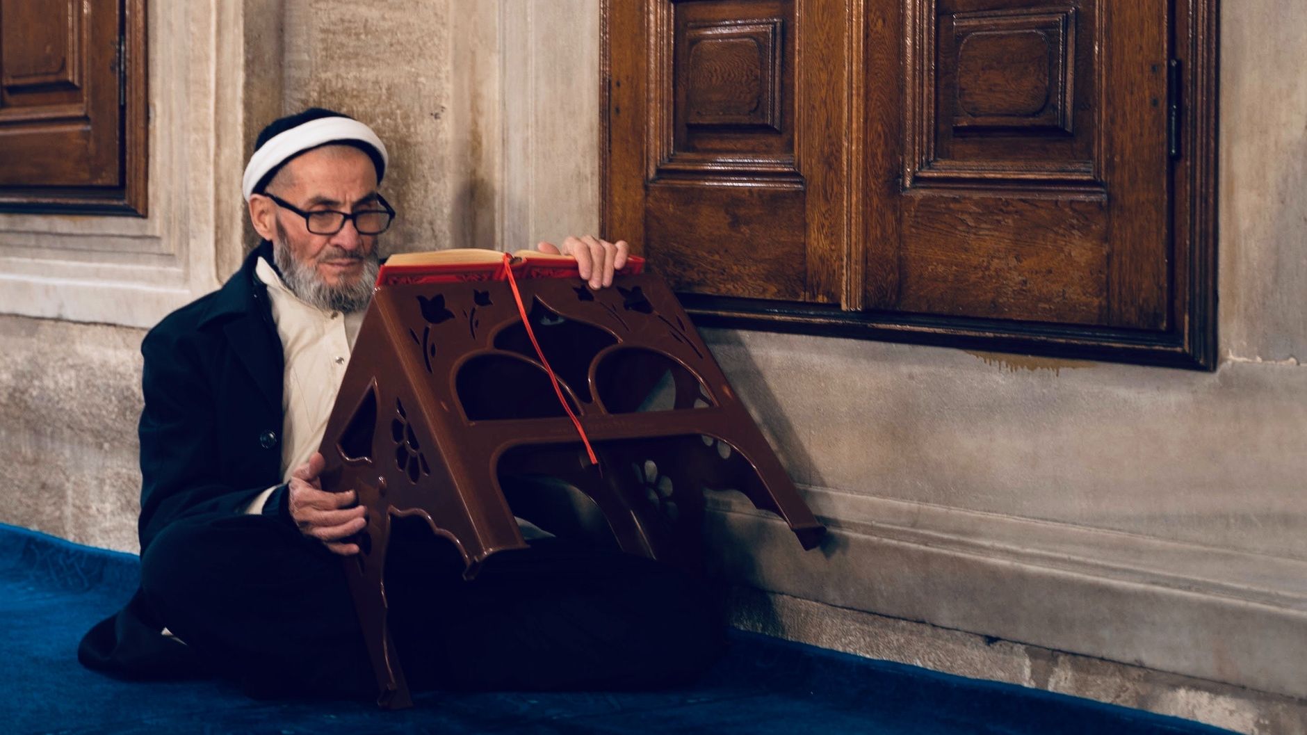 A Muslim couple reading the Quran together to resolve marital conflict in Islam peacefully.