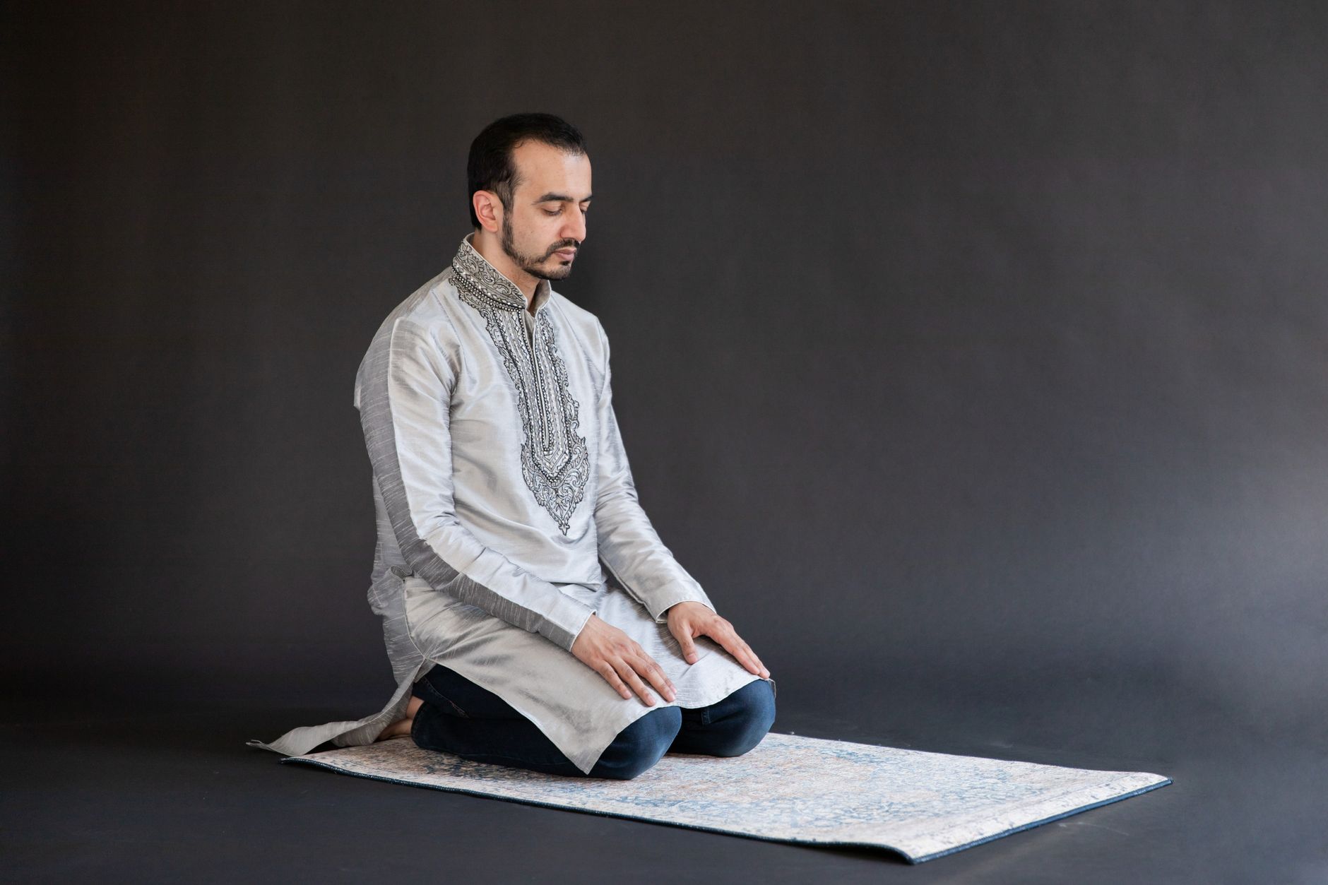 A clean prayer mat placed in a quiet room, highlighting the importance of Fajr prayer for a Muslim.