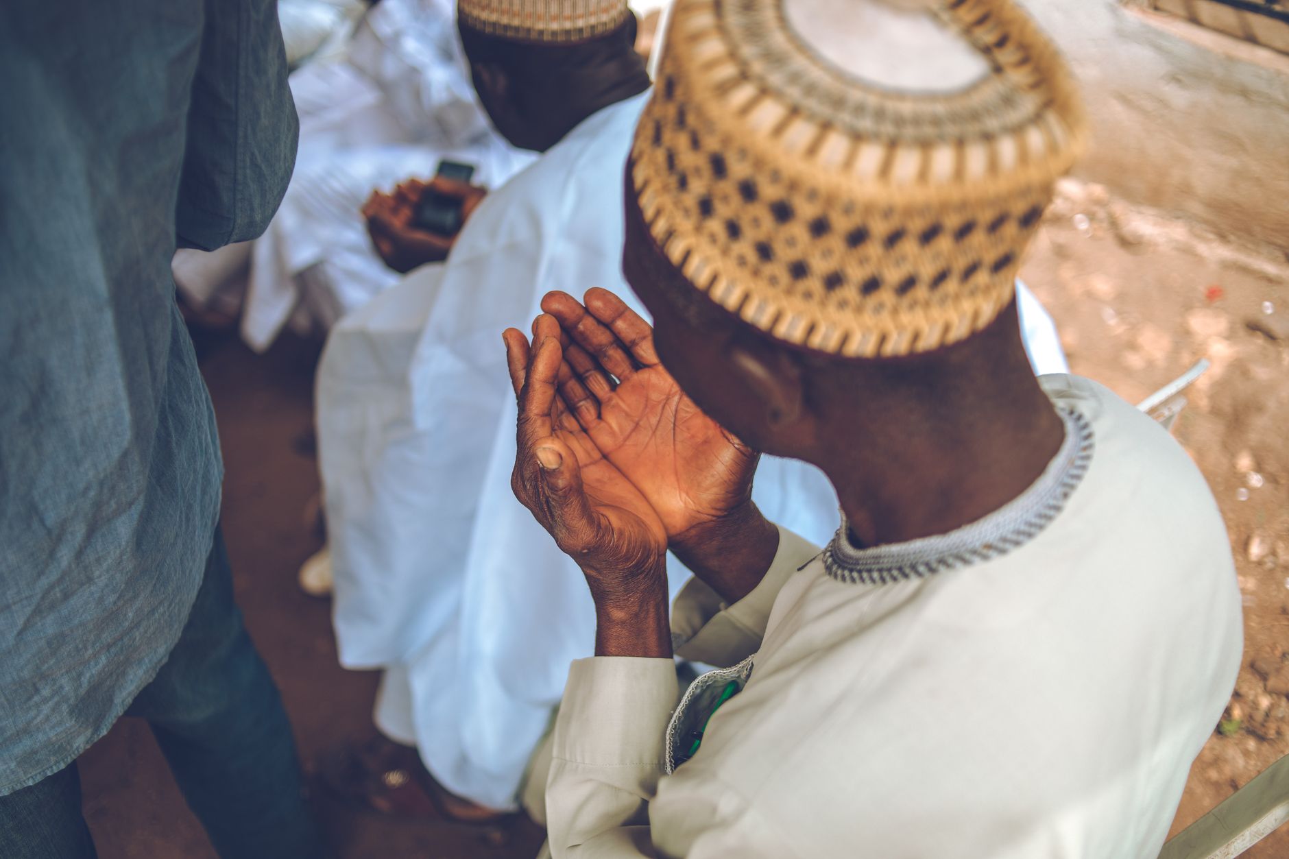 A person praying on a mat, demonstrating the signs of sincere repentance in their daily life.