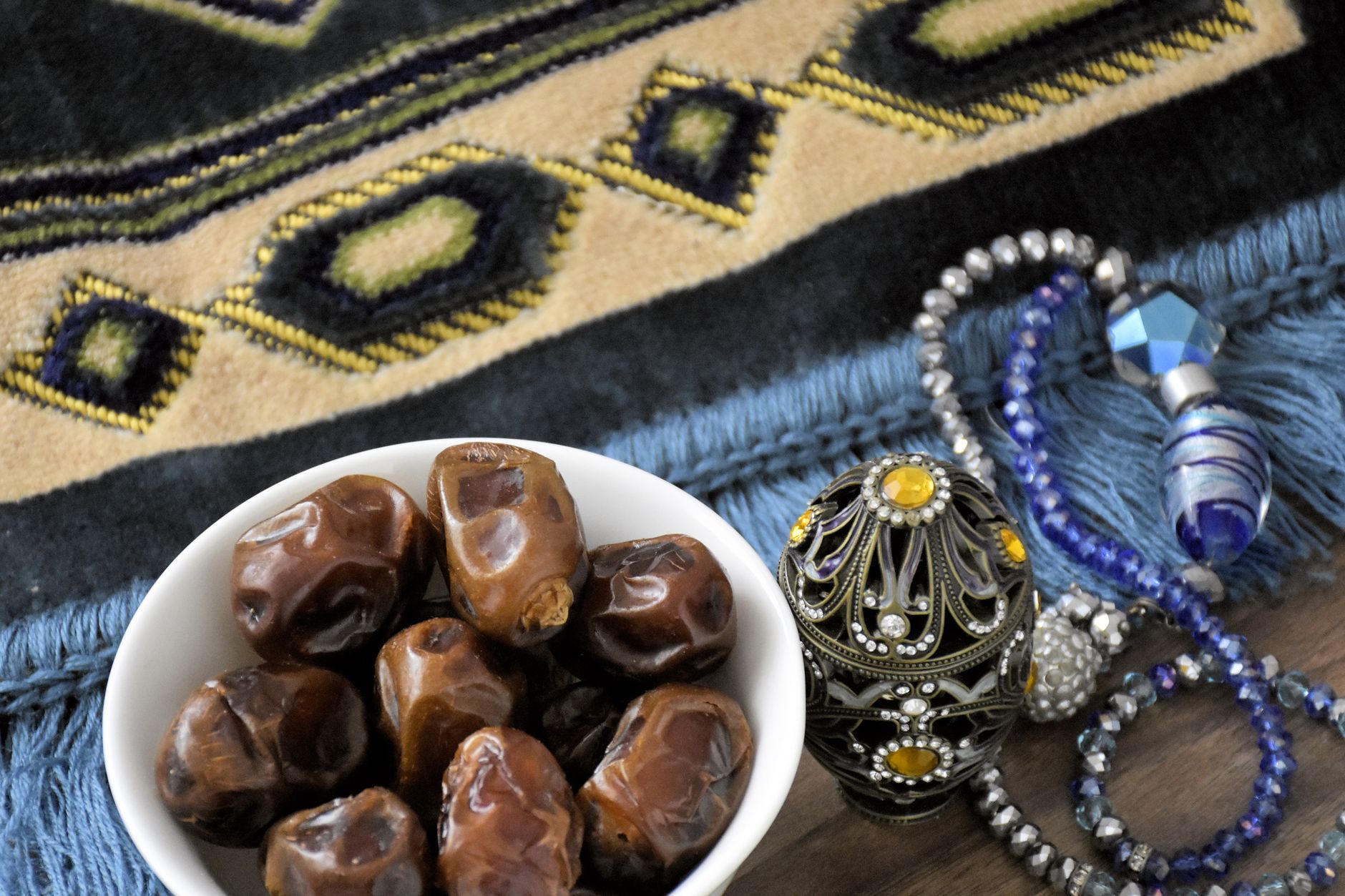 A clean prayer mat set up for Salah, reflecting the Islamic Rules of Taharah.
