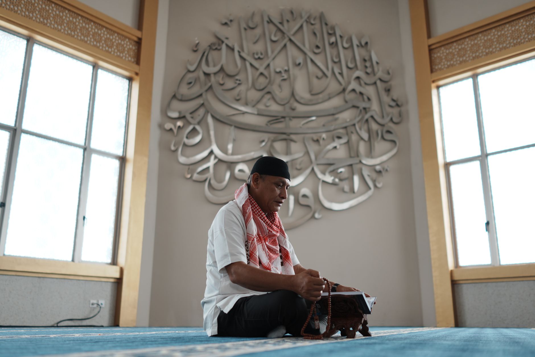 A peaceful and happy neighborhood where people respect the rights of neighbors in Islam.