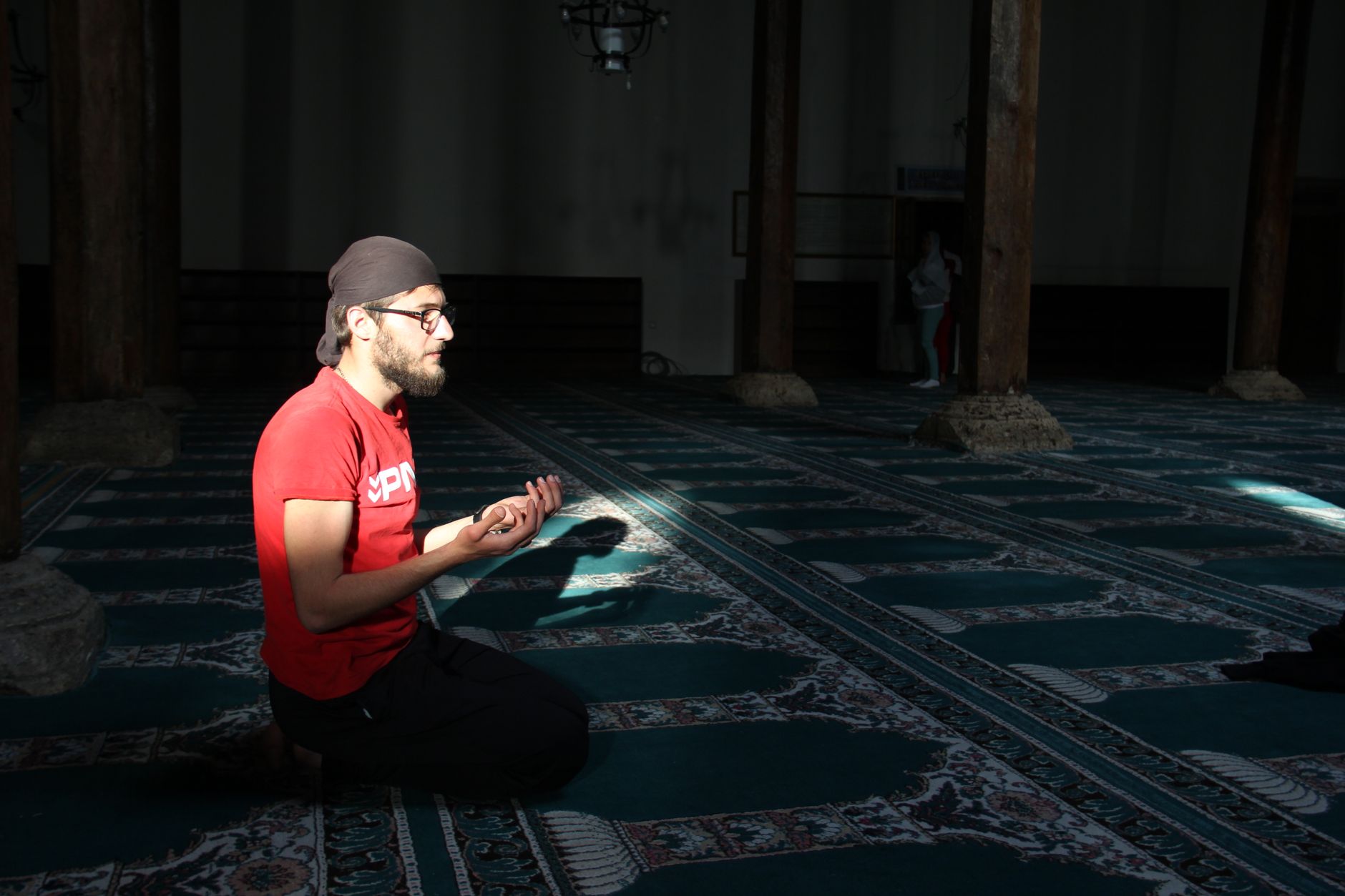A person reading the Quran to understand the rules of Iddah after divorce in Islam.