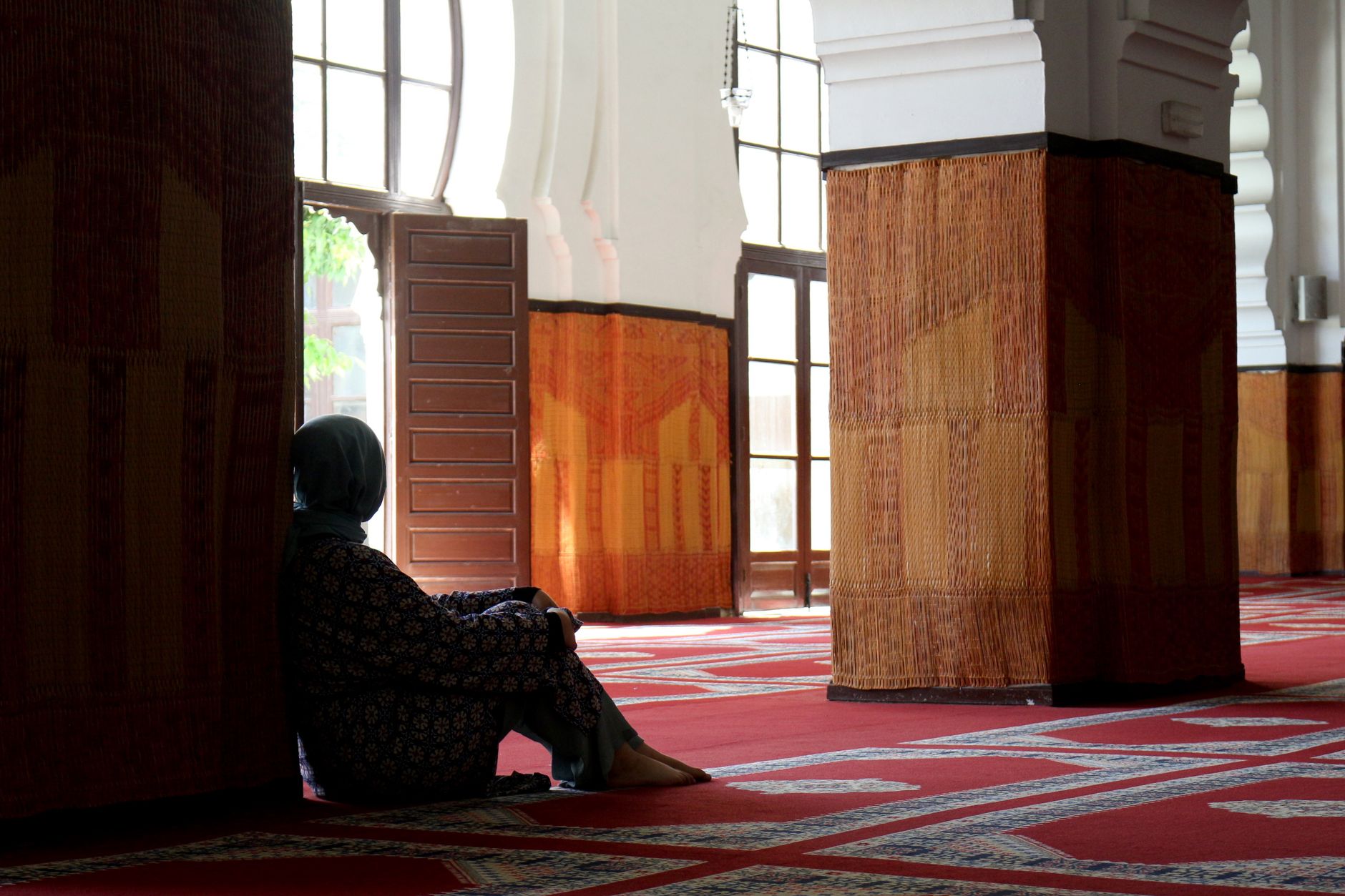 A peaceful mosque interior showing a prayer mat, perfect for performing Tahajjud prayer with focus.