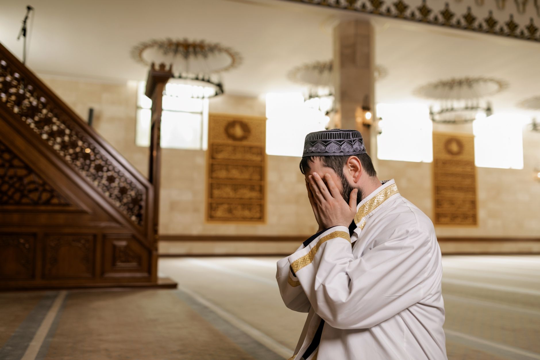 A person reading the Quran, reflecting on the teachings of Prophet Muhammad ﷺ about helping travelers in Islam.