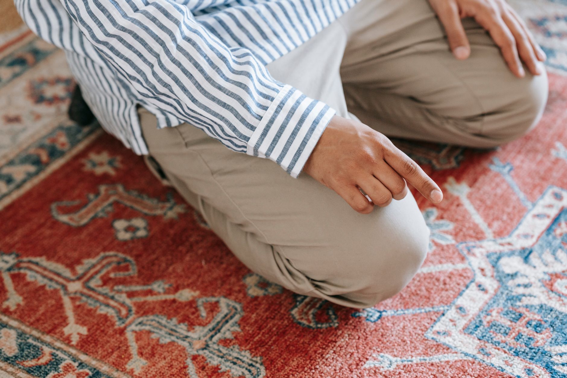 A clean prayer mat, symbolizing the importance of purity when learning how to perform Ghusl.