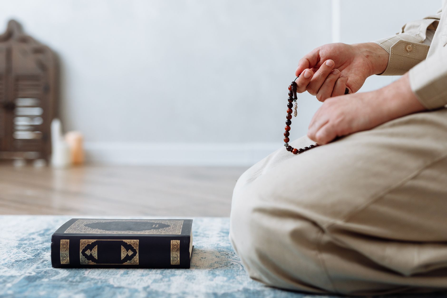 A person reading the Quran, reflecting on the life of Salman Al-Farsi and Prophet Muhammad ﷺ.