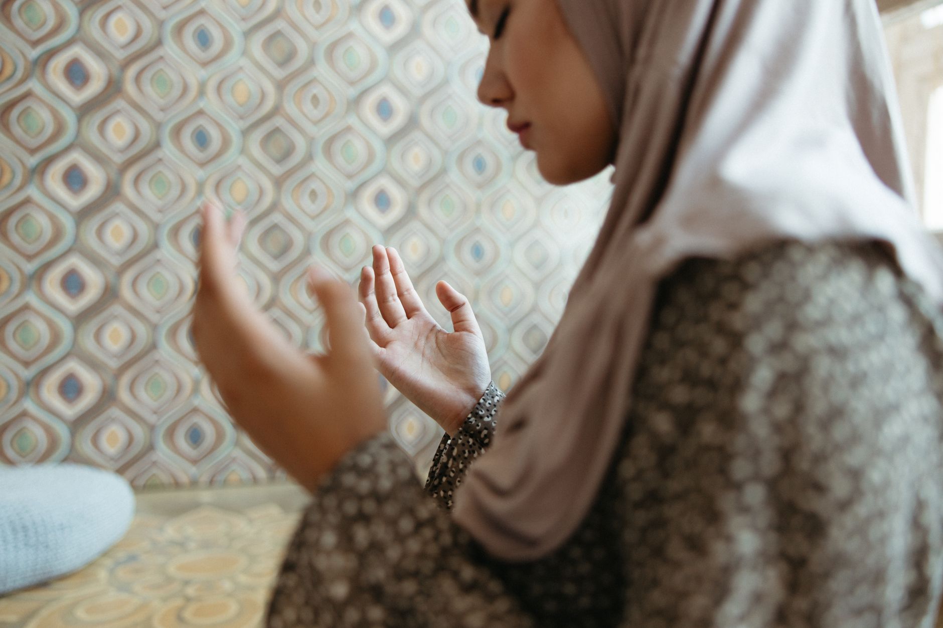 A serene courtyard representing contemplation and patience while waiting for Dua acceptance in Islam.