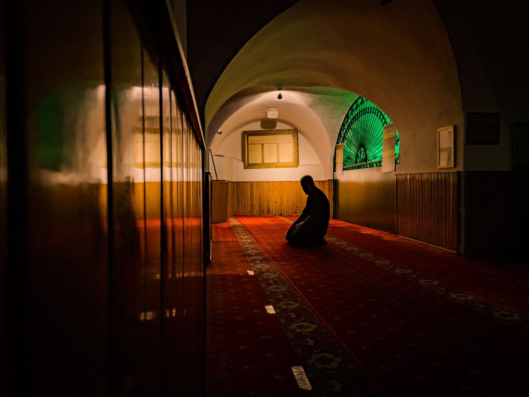 A simple prayer mat in a quiet room, helping maintain concentration in Salah.