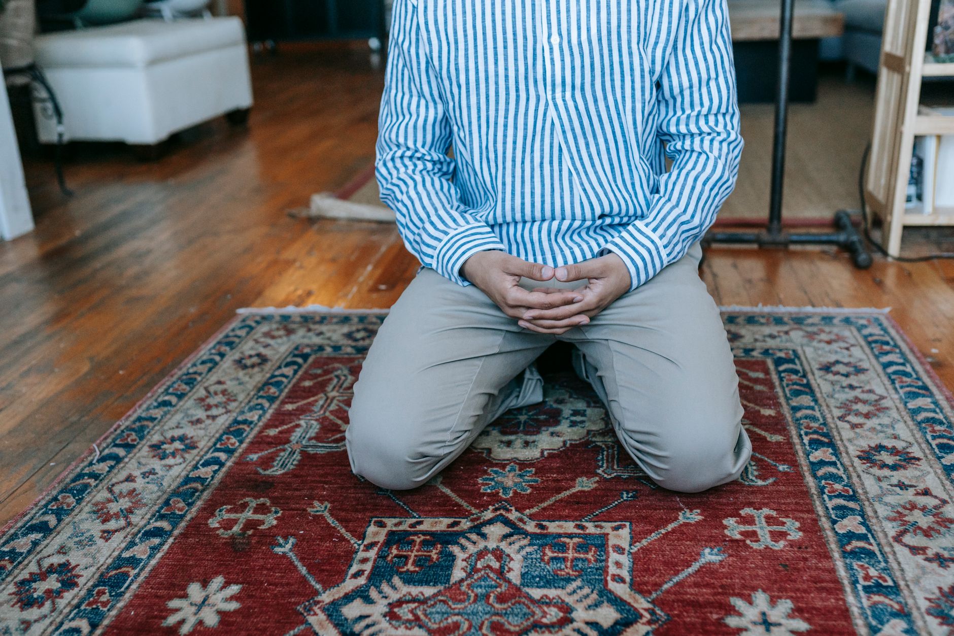 A peaceful mosque entrance where worshippers practice mosque prayer etiquette with respect and mindfulness.